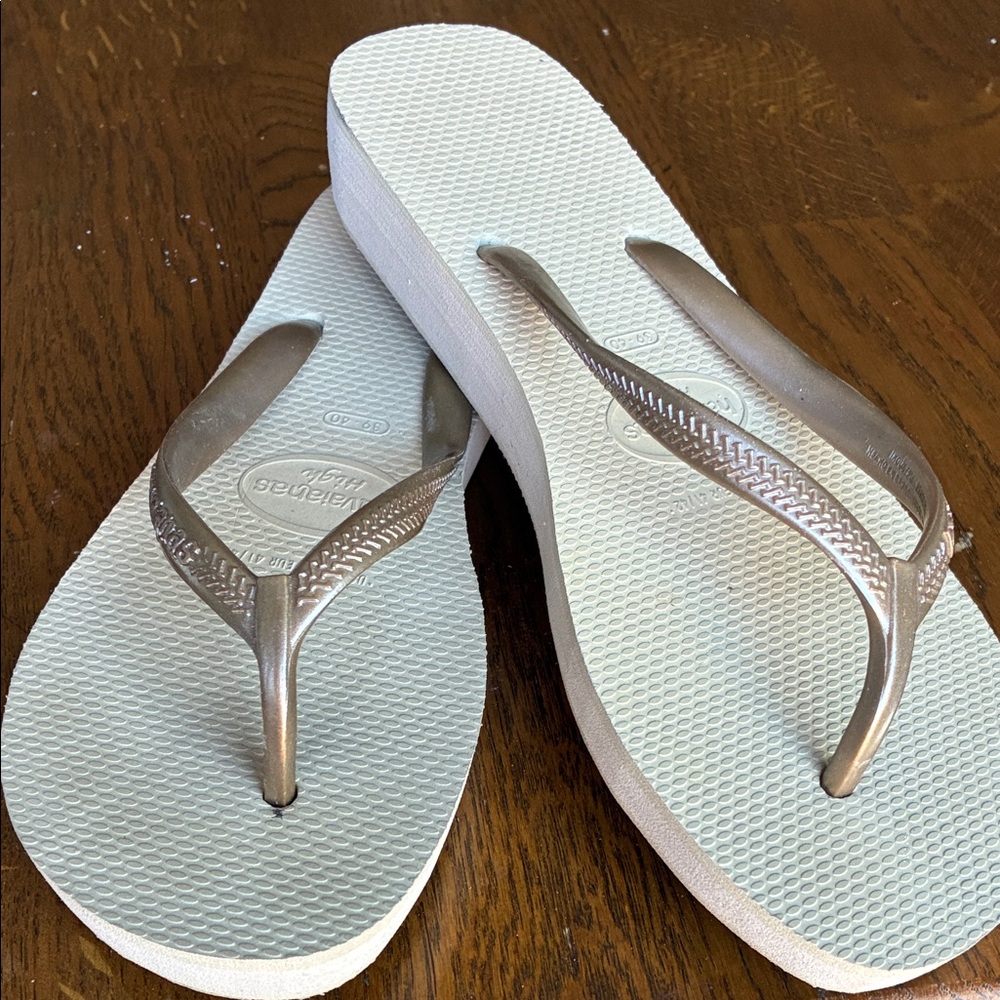 Havaianas Women's Light Blue Footbed with Rose Gold Straps Flip Flops
